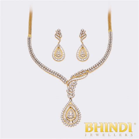 bhindi gold necklace.